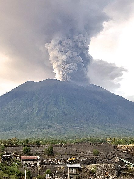 440px-Mount_Agung,_November_2017_eruption_-_27_Nov_2017_02.jpg