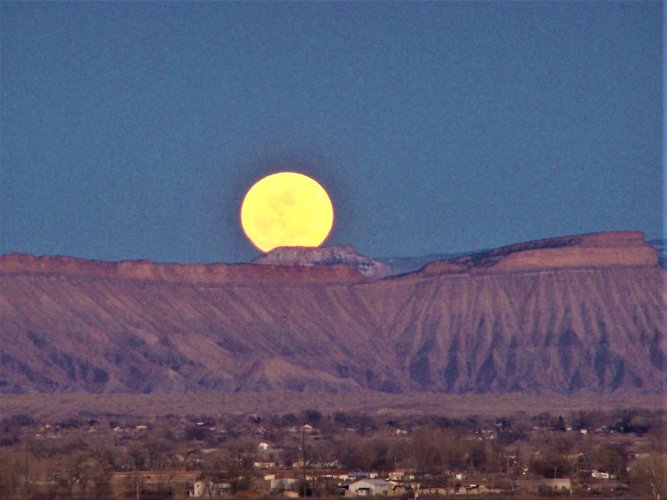 moonrise mt garfield.JPG