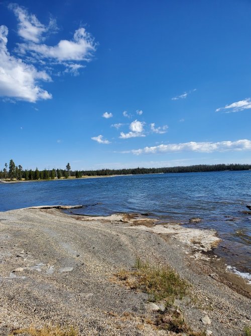 Lewis Lake fumerole shore.jpg