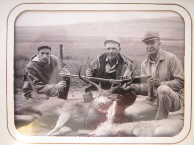 Deer.hunt.Leon.and.Clifford.Roger1950.png Deer.hunt.Leon.and.Clifford.Roger1950.png