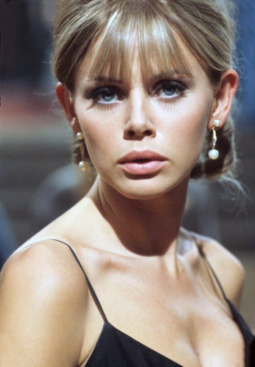 740full-britt-ekland-2753058023.jpg