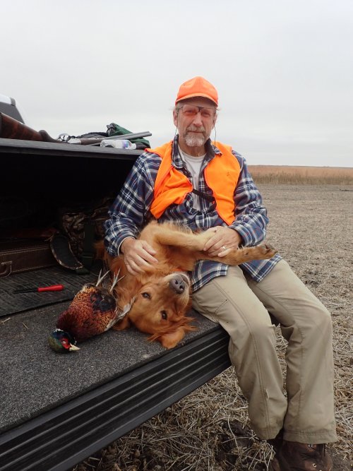 Gus and me on the tailgate 2016.jpg Gus and me on the tailgate 2016.jpg