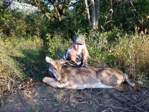 Isabella_Wink_first_deer_02.jpg Isabella_Wink_first_deer_02.jpg