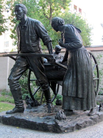 Mormon_Pioneer_handcart_statue.jpg